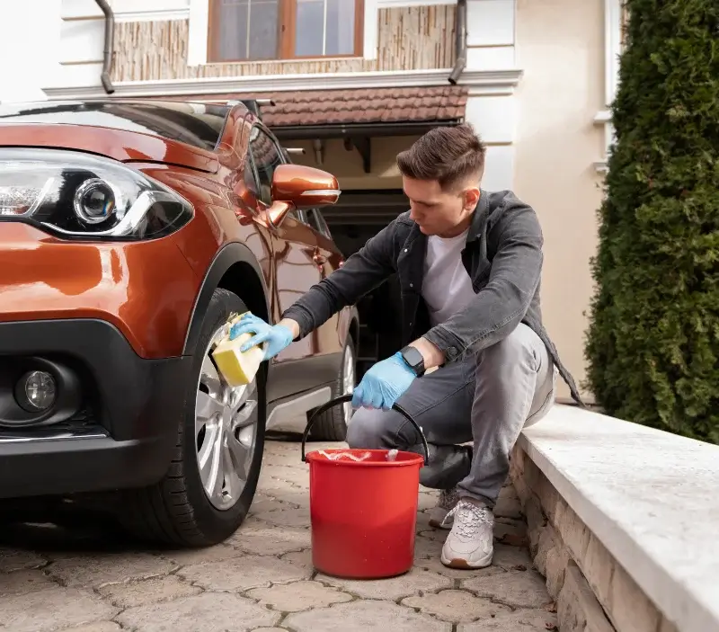 Lavage auto à domicile La Taillée : professionnel intervenant sur un véhicule